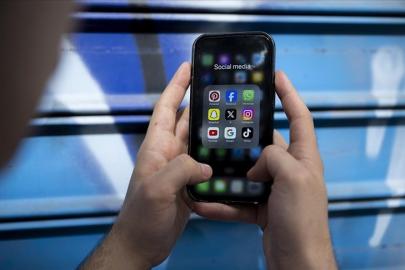 Fransa'da 15 yaş altına sosyal medya yasağı