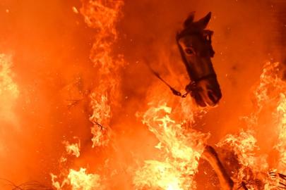 Kutsanan atlar alevlerin içinden geçti. Köylüleri kötülükten koruduğuna inanılıyor
