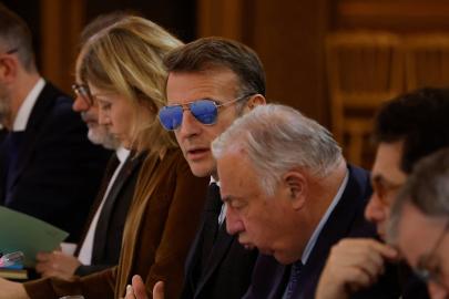 Macron toplantıya güneş gözlüğüyle damga vurdu