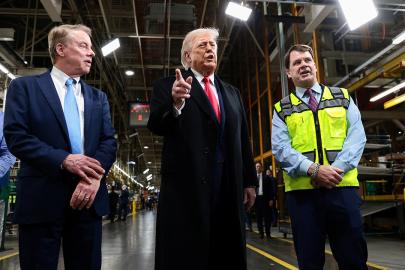 Trump'tan olaylı fabrika ziyareti. "Pedofili koruyucusu" diyen işçi görevden uzaklaştırıldı