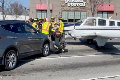 ABD'de otoyola acil iniş yapan tek motorlu uçak 3 araca çarptı