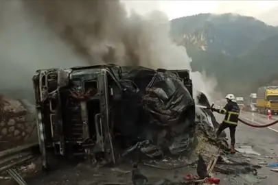 Adana'da 2 tırın çarpıştığı kazada 1 kişi yaralandı