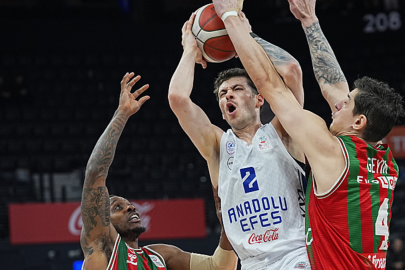 Anadolu Efes sahasında farklı galip!