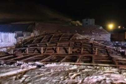 Ardahan'da şiddetli rüzgar: Çatılar uçtu