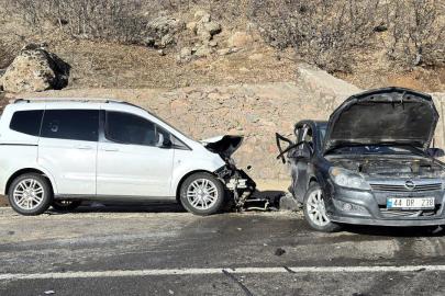 Bingöl'de otomobil ile hafif ticari araç çarpıştı: 2 ölü, 3 yaralı