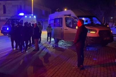 Bursa'da servis minibüsü ile otomobilin çarpıştığı kazada 9 kişi yaralandı