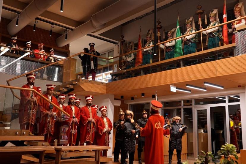 Düzce'de kütüphanede ders çalışan gençlerin 'mehter marşı' geleneğine sürpriz destek