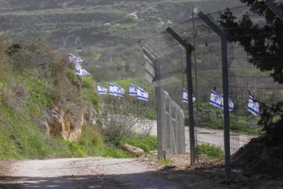 Filistin topraklarını gasbeden İsrailliler, Batı Şeria'daki arkeolojik alana İsrail bayrakları astı
