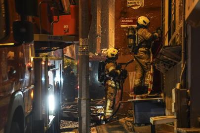 İstanbul'da metruk binada yangın