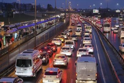 İstanbul'da trafik yoğunluğu iş çıkış saatleri ile beraber yüzde 80'e kadar çıktı