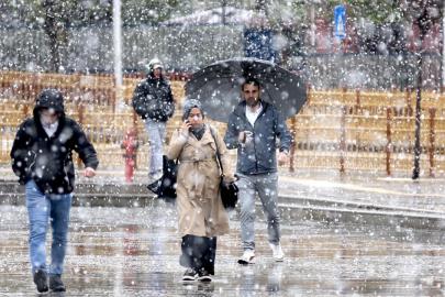İstanbul'un bazı bölgelerinde aralıklarla kar yağışı etkili oluyor