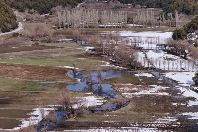 Kar suları taşkına yol açtı, köprü yıkıldı