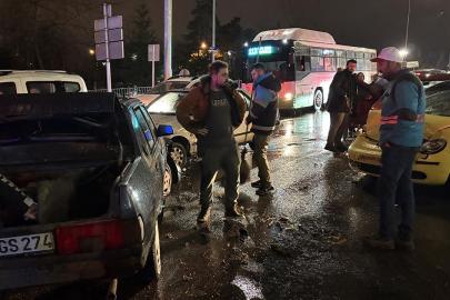 Karşı yola geçen otomobil 5 araca çarptı