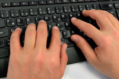 Klavyeye ağırlık koyup, evden çalışıyormuş gibi yapan polis ihraç edildi