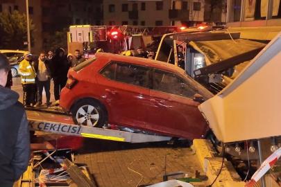 Kontrolden çıkan otomobil lokantaya daldı