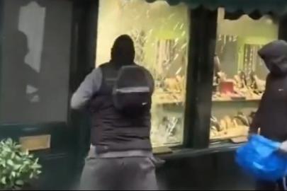 Londra’da gündüz vakti soygun: Maskeli şüpheliler camları kırdı