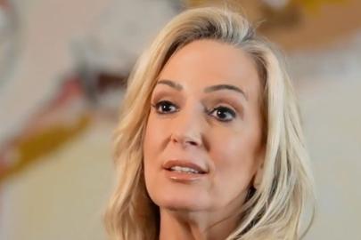 Saba Tümer'in spikerlik anıları: Fuşya ceket yüzünden eve gönderildim