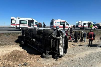 Afyonkarahisar'da tır ile minibüs çarpıştı: 11 yaralı