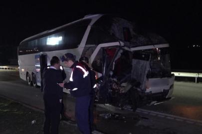 Amasya'da yolcu otobüsü ile tır çarpıştı: 11 yaralı