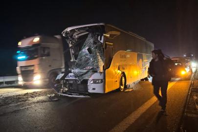Anadolu Otoyolu'nda otobüs ile çekici çarpıştı: 1 ölü, 15 yaralı