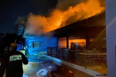 Antalya'da zincir markette çıkan yangın hasara yol açtı