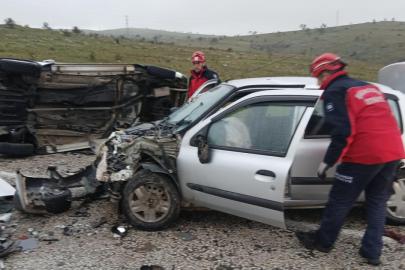 Balıkesir'de hafif ticari araçla otomobil çarpıştı: 5 yaralı