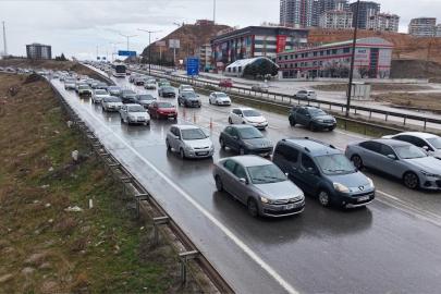 Bayram tatilinden dönenler Kırıkkale'de trafik yoğunluğu oluşturdu