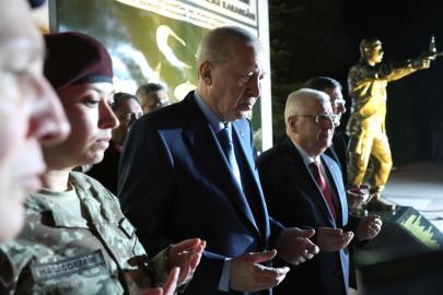 Cumhurbaşkanı Erdoğan, Ömer Halisdemir Anıtı'nın önünde dua etti