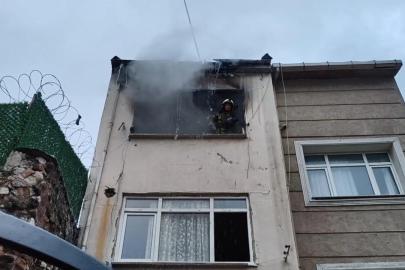 Fatih'te apartmanda çıkan yangına müdahale ediliyor
