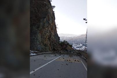 GümüşhaneGiresun kara yolunda heyelan: Ulaşıma kapandı