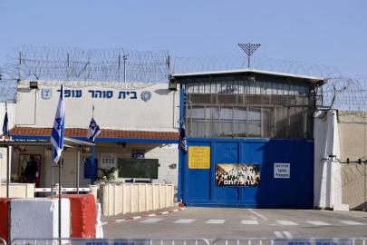 İsrail, hapishanelerdeki Filistinli esirlerin koğuşlarına eş zamanlı baskın yaptı