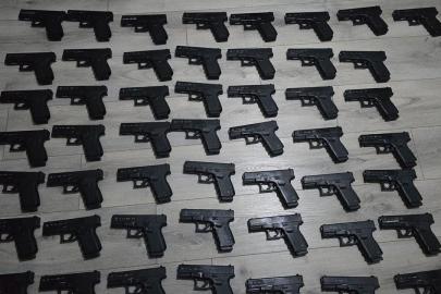 İstanbulda bir eve düzenlenen operasyonda 50 tabanca ele geçirildi