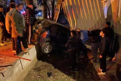 Kontrolden çıkan otomobil evin bahçesine girerek durabildi