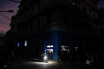 Küba'da enerji santralindeki arıza nedeniyle milyonlarca kişi elektriksiz kaldı