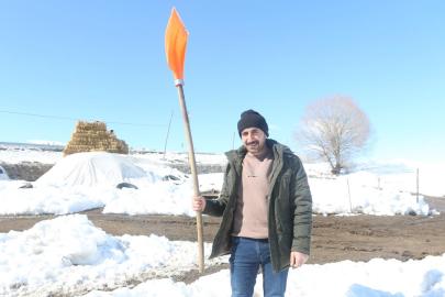 Kurt sürüsünü kürekle kovaladı: Yavru köpeği kurtardı