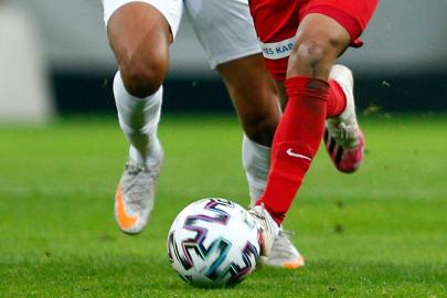 Maskeli taraftar maçta VAR monitörünün fişini çekti