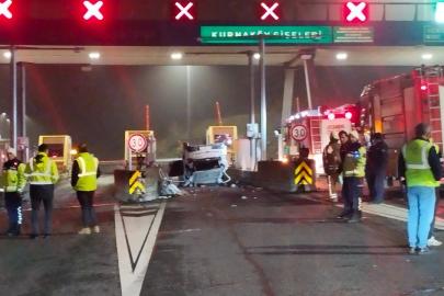 Pendik'te gişelere çarpan otomobil devrildi: 2 yaralı