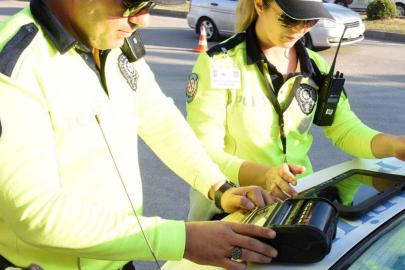 Polisin 'dur' ihtarına uymayan ehliyetsiz sürücüye 381 bin lira ceza