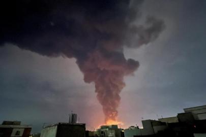 Tahranda petrol depolarında yoğun alevler yükseldi