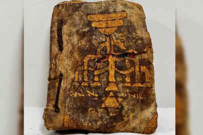 Tarihi Tevrat'ı satmaya çalışırken yakalandı