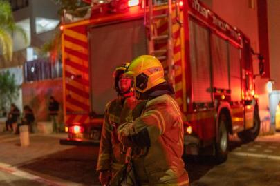Tel Aviv yakınlarına düşen füze parçası yangına neden oldu