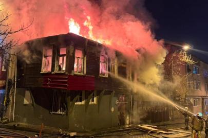 Üsküdar'da 2 metruk binada yangın