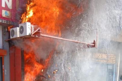 Zeytinburnu'nda 2 katlı iş yerinde yangın