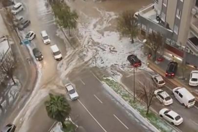 Adana'da sağanak: Yollar göle döndü, araçlar mahsur kaldı