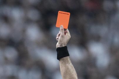 Ağzını kapatarak ayrımcılık yapan futbolcuya kırmızı kart