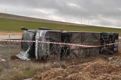 Aksaray'da tur otobüsü devrildi: 15 yaralı