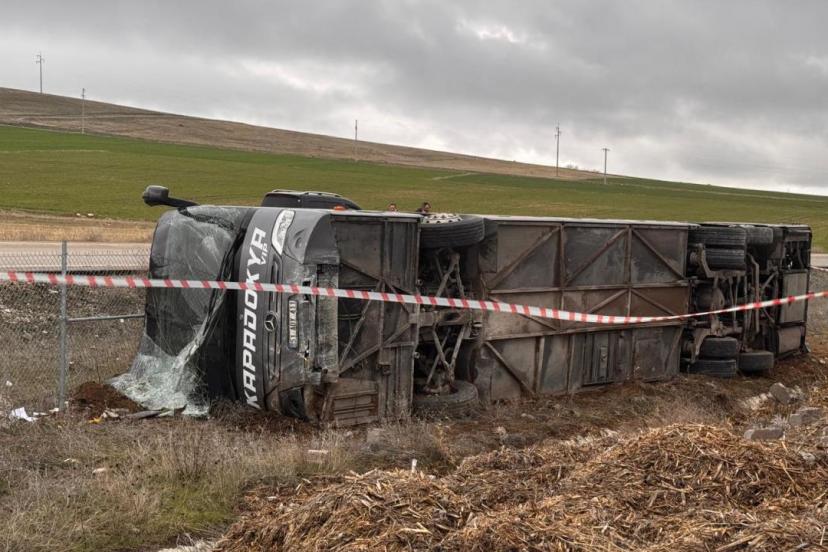Aksaray'da tur otobüsü devrildi: 15 yaralı