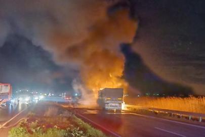 Alevler tırı sardı, KaracabeyBursa karayolunda ulaşım durdu