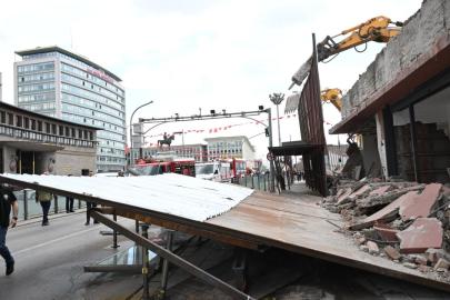 Ankara'da bir binanın platformu çöktü