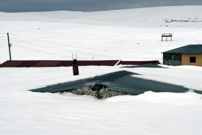 Ardahan'da yayla evleri kar altında kaldı